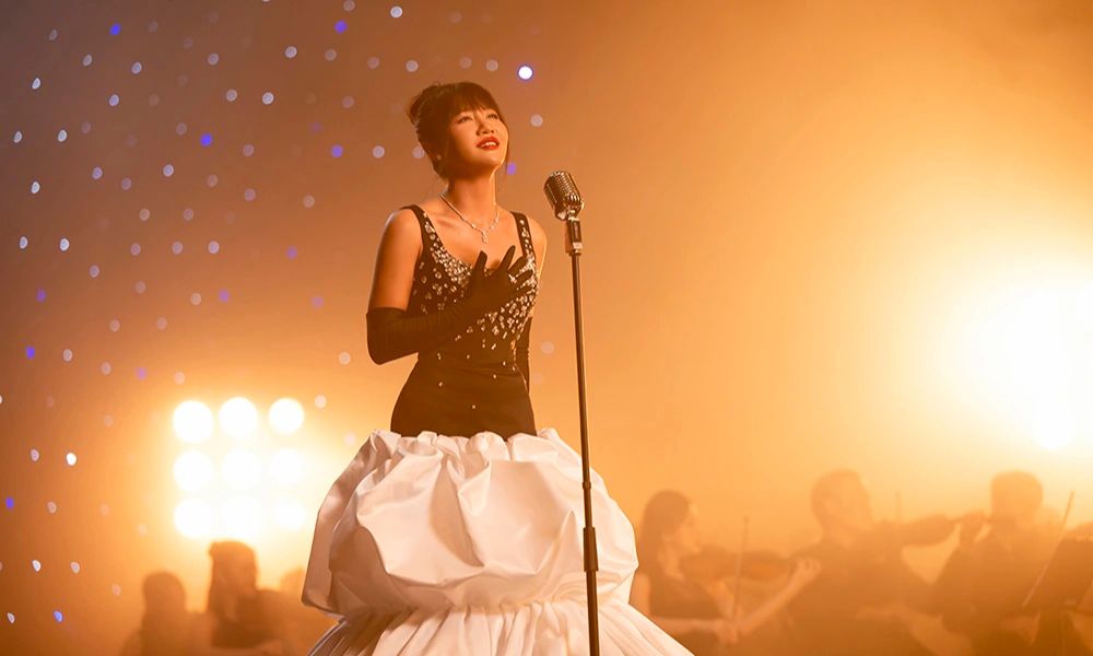 Ca sĩ phòng trà Văn Mai Hương biểu diễn live đầy cảm xúc.