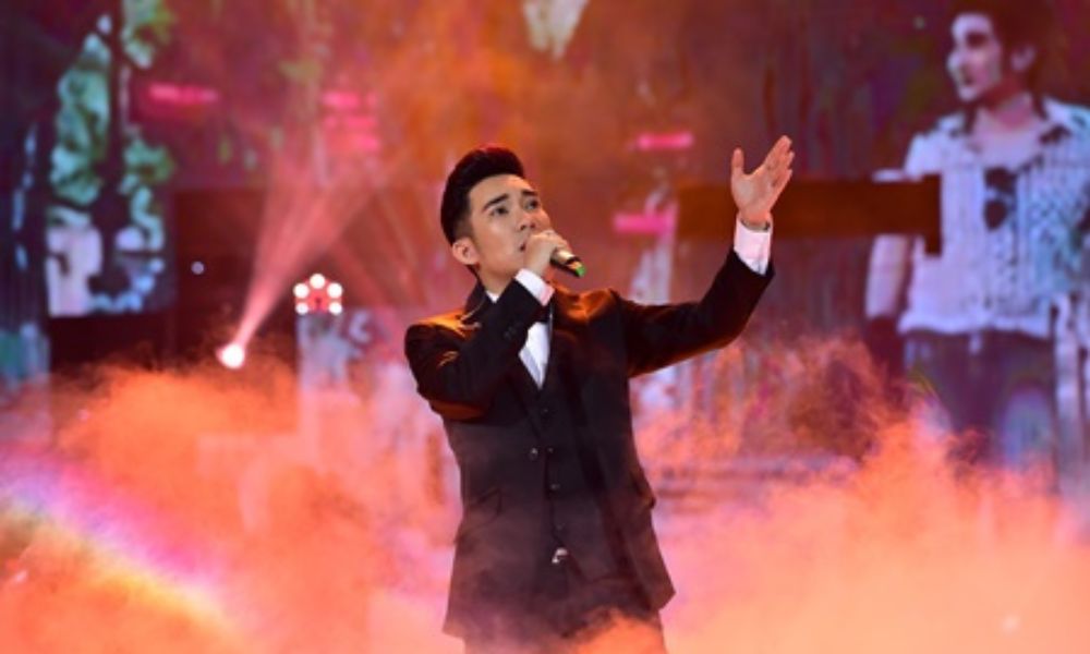 Giọng ca Quang Hà chạm đến trái tim khán giả trong không gian phòng trà sâu lắng.