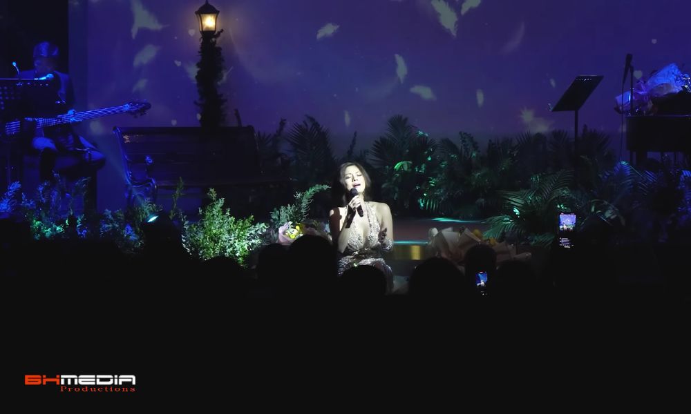 Ca sĩ Hồ Lệ Thu đắm chìm trong không gian sâu lắng tại phòng trà Đồng Dao.