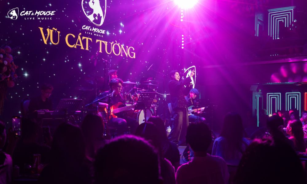 Cách Chọn Chỗ Ngồi Khi Đi Phòng Trà: Gần Sân Khấu Hay Góc Riêng Tư?