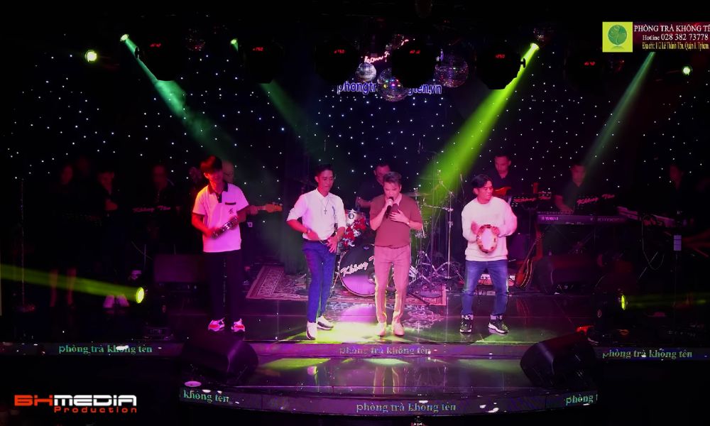 Ca sĩ Đàm Vĩnh Hưng hát ở phòng trà Không Tên kết hợp cùng vũ đạo sôi động.