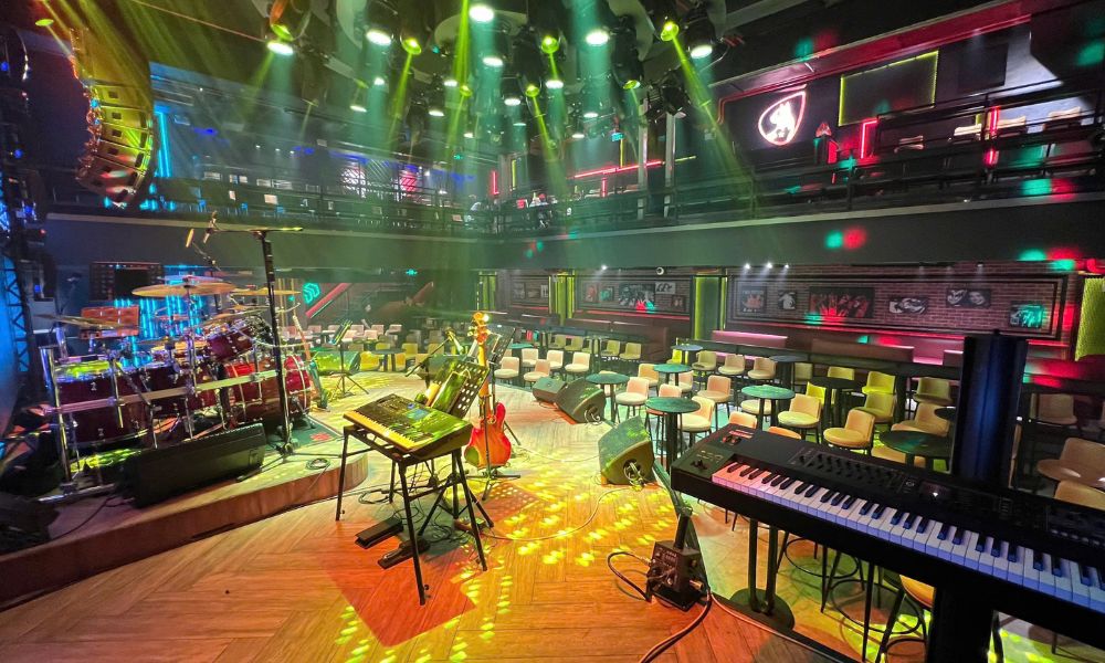 Không gian sang trọng, ấm áp tại phòng trà Cat & Mouse Live Music.