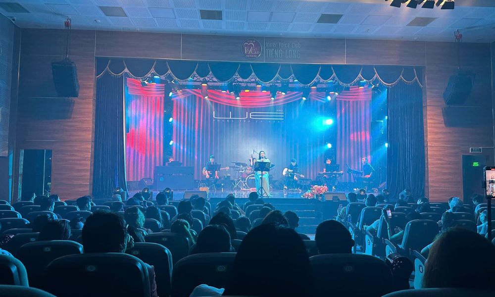 Không gian sang trọng và ấm áp của phòng trà Sài Gòn We.